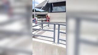 Bionda all'autogrill succhia i CAZZI dei camionisti