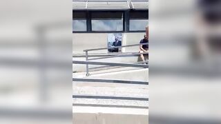 Bionda all'autogrill succhia i CAZZI dei camionisti