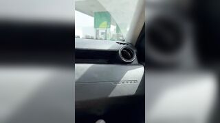 In auto senza mutande si tocca la FIGA