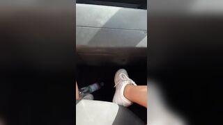 In auto senza mutande si tocca la FIGA