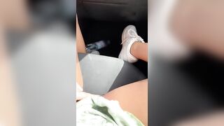 In auto senza mutande si tocca la FIGA