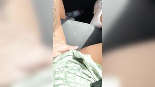 In auto senza mutande si tocca la FIGA