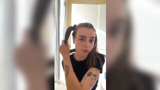 La diciottenne si mette le DITA nel culo per il papi