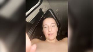 In macchina lo sega e si prende la SBORRA in faccia