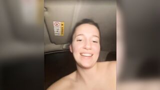 In macchina lo sega e si prende la SBORRA in faccia