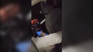 In auto la moglie si fa PALPARE e ditalinare dagli sconosciuti