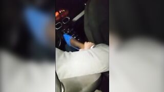 In auto la moglie si fa PALPARE e ditalinare dagli sconosciuti