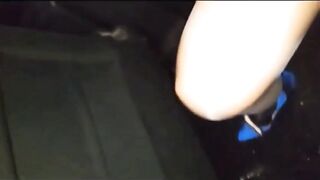 In auto la moglie si fa PALPARE e ditalinare dagli sconosciuti