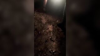 Il cornuto la porta al parcheggio a PRENDERE cazzi