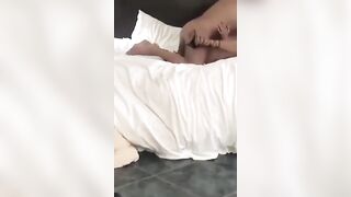Il cornuto sta seduto e la guarda prendere CAZZO