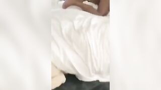 Il cornuto sta seduto e la guarda prendere CAZZO