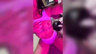 TETTE fuori e tatuaggi
