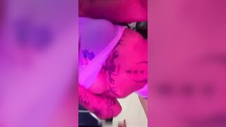 TETTE fuori e tatuaggi