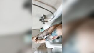 nuda in DOCCIA si inquadra le tette