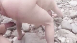 In spiaggia le SFONDA il culo, lei si sente puttana