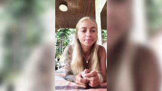 Biondina teen si denuda nel PATIO davanti agli amici