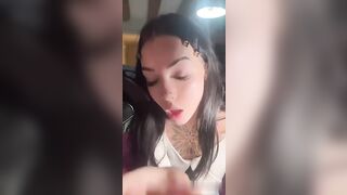 Si sditalina nuda per un FAN e lo fa sborrare