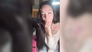 Si sditalina nuda per un FAN e lo fa sborrare