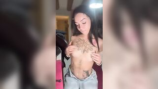 Si sditalina nuda per un FAN e lo fa sborrare