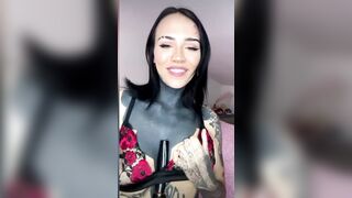 In live vuole la SBORRA sulle tette