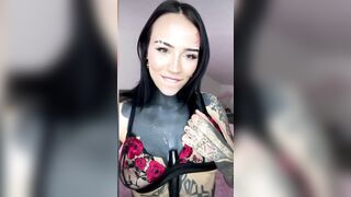 In live vuole la SBORRA sulle tette