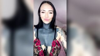 In live vuole la SBORRA sulle tette