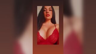 Anteprima del video: La morettina con tette ENORMI chiede sborra