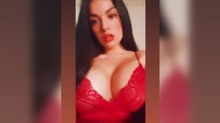 La morettina con tette ENORMI chiede sborra