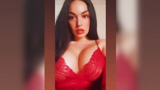La morettina con tette ENORMI chiede sborra