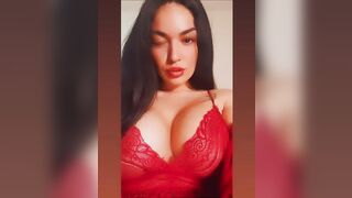 La morettina con tette ENORMI chiede sborra
