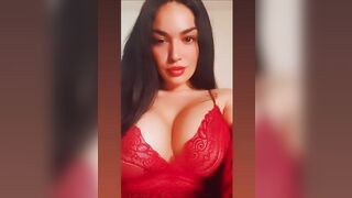 La morettina con tette ENORMI chiede sborra