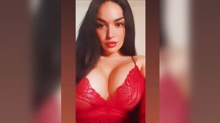La morettina con tette ENORMI chiede sborra