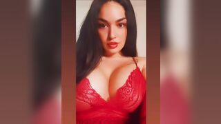 La morettina con tette ENORMI chiede sborra