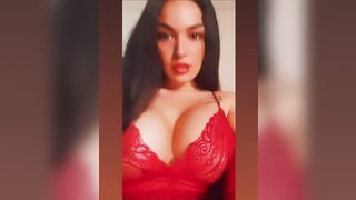 La morettina con tette ENORMI chiede sborra