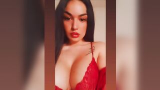La morettina con tette ENORMI chiede sborra