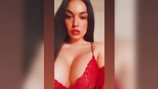 La morettina con tette ENORMI chiede sborra