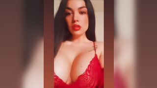 La morettina con tette ENORMI chiede sborra