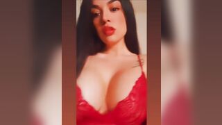 La morettina con tette ENORMI chiede sborra