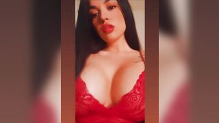 La morettina con tette ENORMI chiede sborra