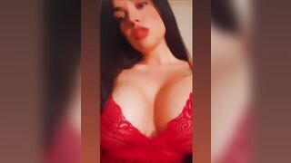 La morettina con tette ENORMI chiede sborra