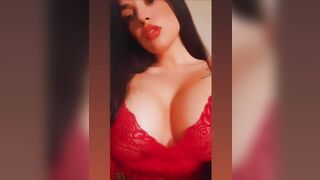 La morettina con tette ENORMI chiede sborra