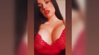 La morettina con tette ENORMI chiede sborra
