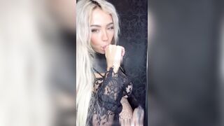 Bionda porca in lingerie trasparente: pompino e dito sui capezzoli