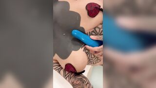 Nuda e tatuata: spagnola esagerata tra le tettone