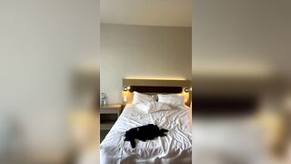 Mora in live: tette e culone in bikini davanti alla cam