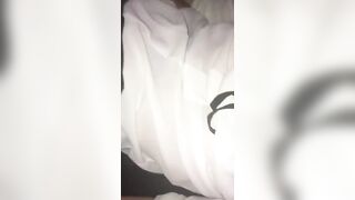 Trio in casa: moglie, amico e marito si palpano