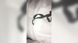 Trio in casa: moglie, amico e marito si palpano