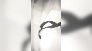 Trio in casa: moglie, amico e marito si palpano