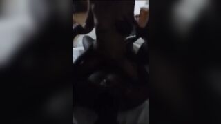 Moglie sul letto: tre cazzi neri e il cornuto filma