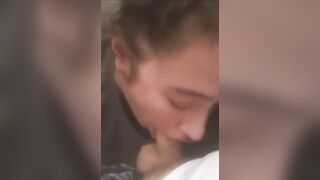 18enne succhia a lungo e INGOIA fino all'ultima goccia